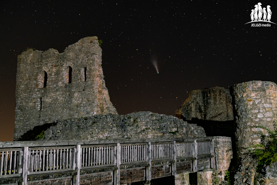 Burgruine mit Komet Neowise - Neumarkt - JELOZI